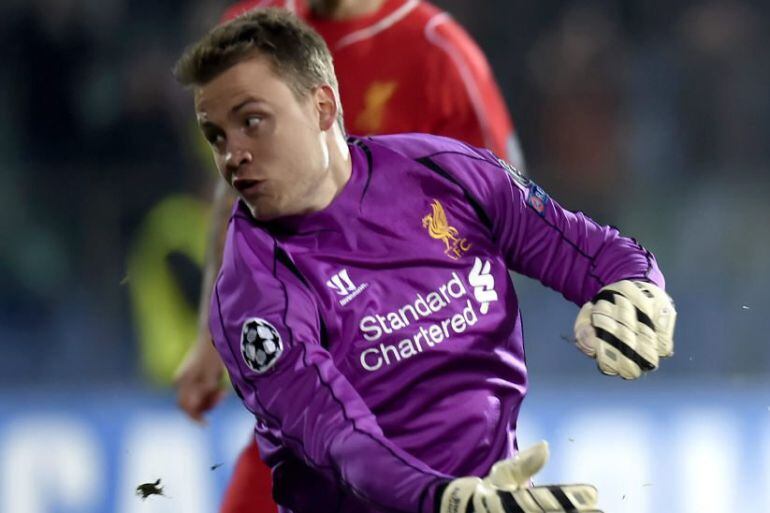 VAS02. SOFÍA (BULGARIA), 26/11/2014.- Dani Abalo (d) del Ludogorets Razgrad ante Simon Mignolet (i) del Liverpool hoy, miércoles 26 de noviembre de 2014, durante un partido de la Liga de Campeones de la UEFA en el estadio Vassil Levski de Sofía (Bulgaria)