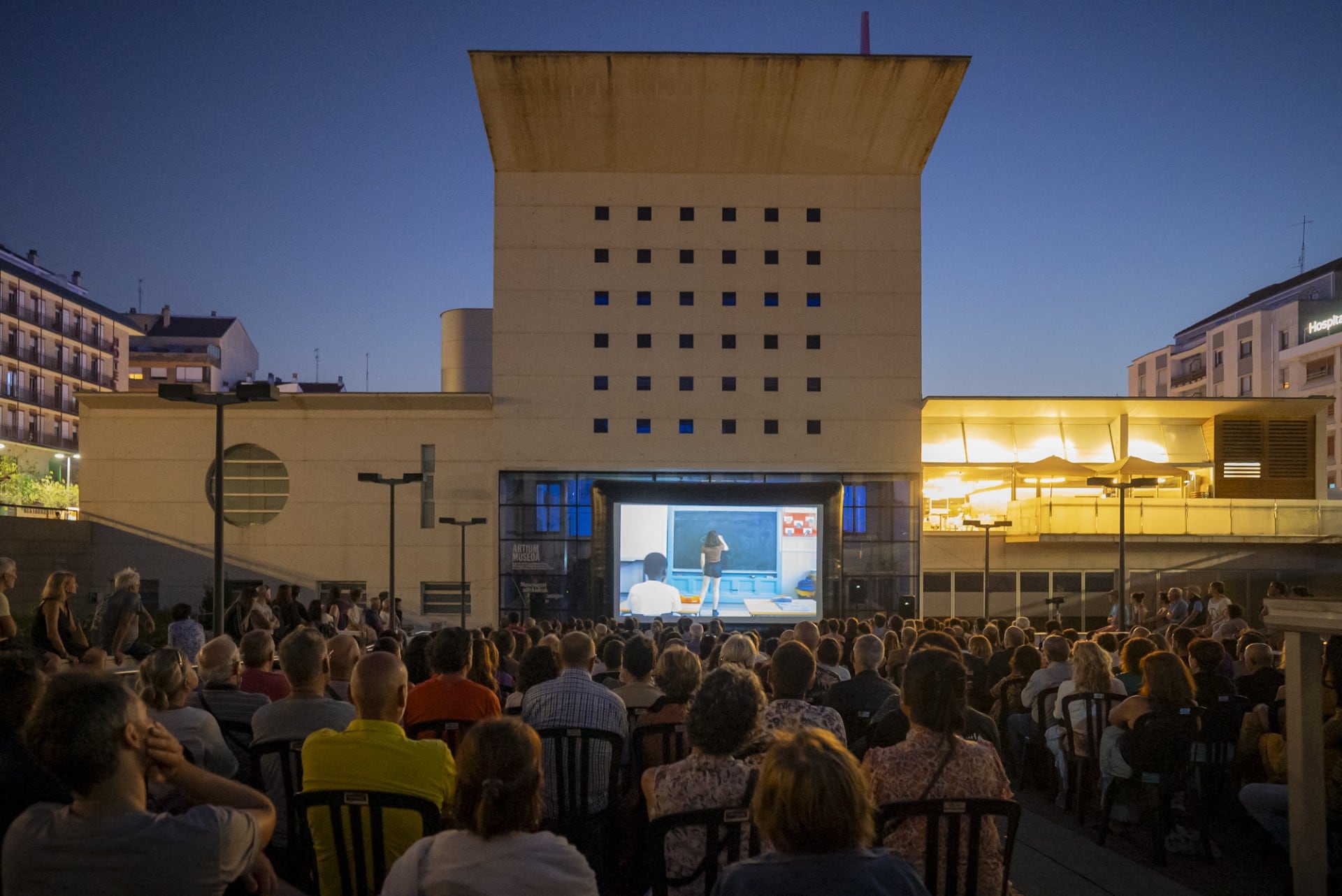 Proyección de cine del festival de Korterraza en el patio interior del Museo Artium de Vitoria