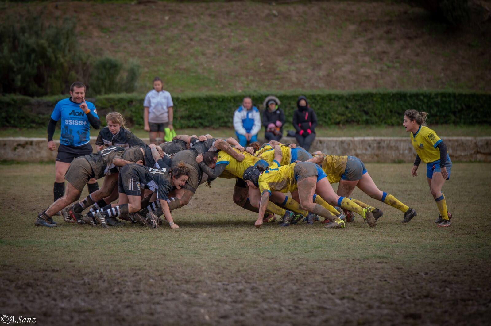 Imagen de una acción de juego de las del 15 dorado ante El Salvador B