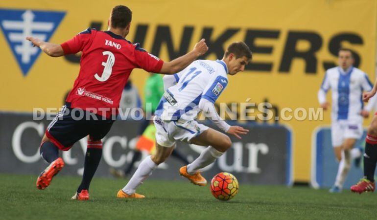 Szymanowski regatea a Tano durante el partido de la temporada pasada en el que el argentino anotó uno de los dos goles pepineros.