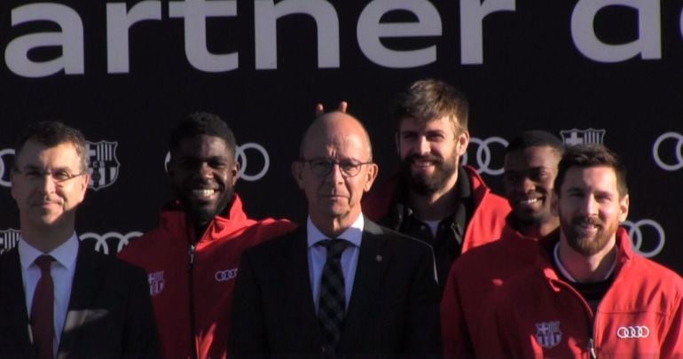 Captura de pantalla del vídeo de Sportyou en el que se ve la broma de Umtiti a Cardoner, vicepresidente Primero y el responsable del Área Social.