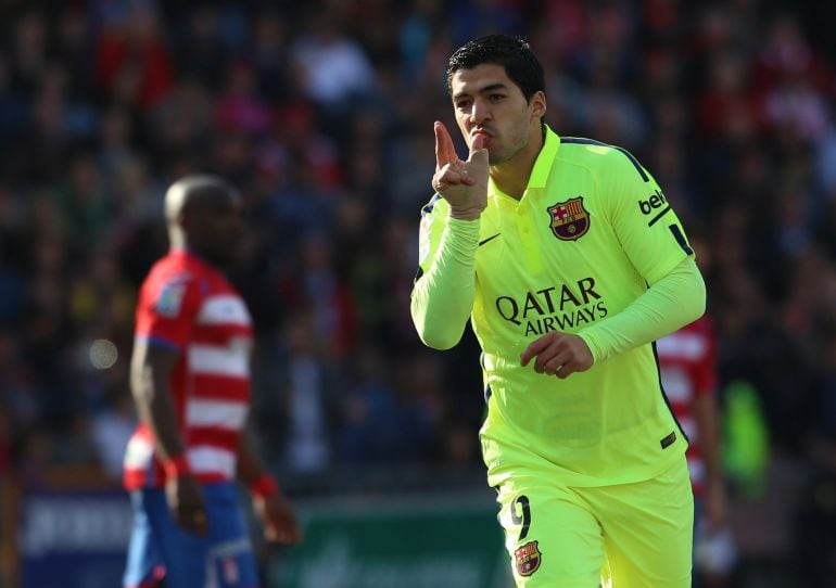 Luis Suárez celebra el segundo gol del Barça ante el Granada