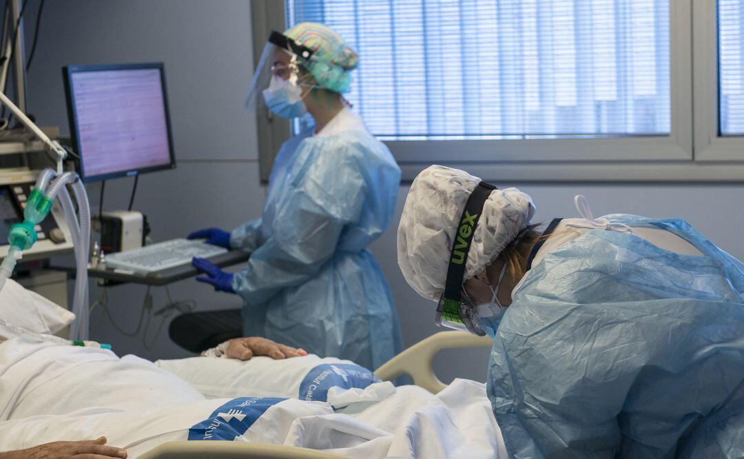 Enfermeras atienden a un paciente con Covid-19