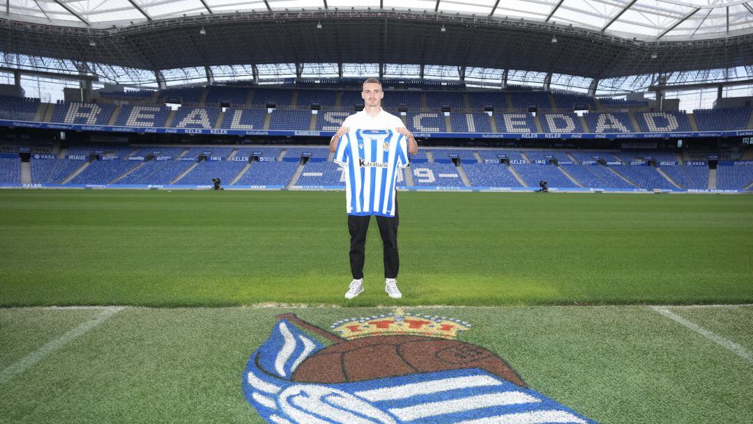 Porkorny posa en el Reale Arena con su nueva camiseta