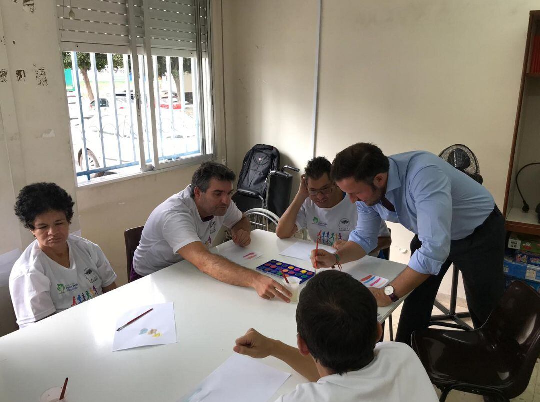 Pablo Ruz junto alumnos de Adipsi.