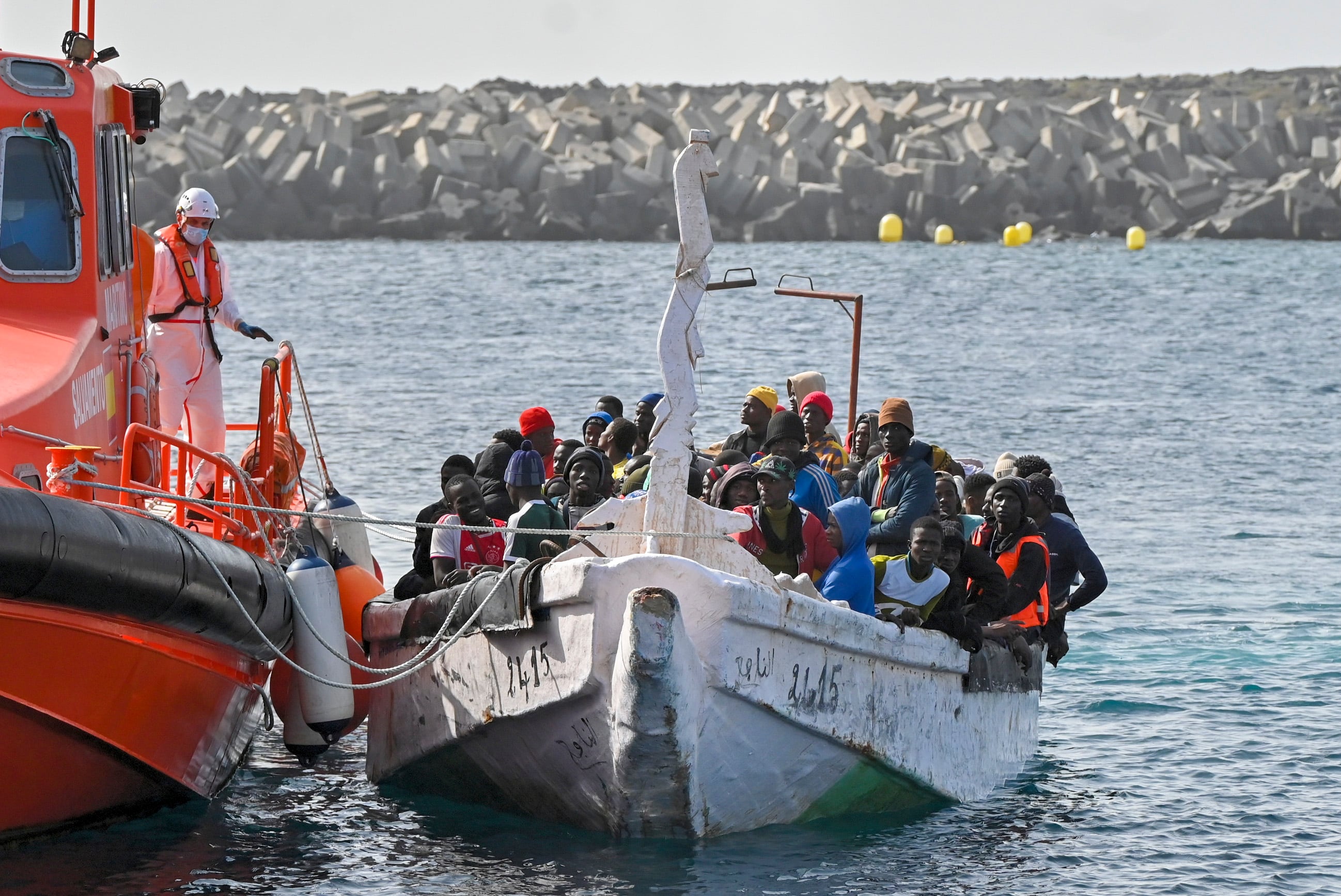 Imagen de archivo del rescate de un numeroso grupo de personas rescatadas que viajaban en cayucos hasta la isla de El Hierro