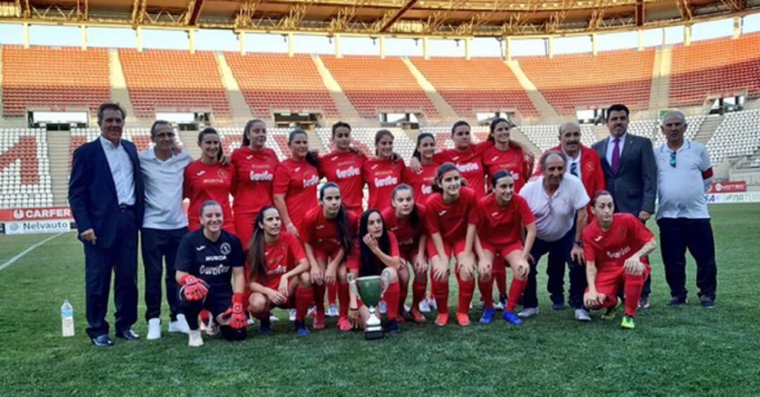 Plantilla del Murcia Féminas y directiva en Nueva Condomina tras ser campeón autonómico 