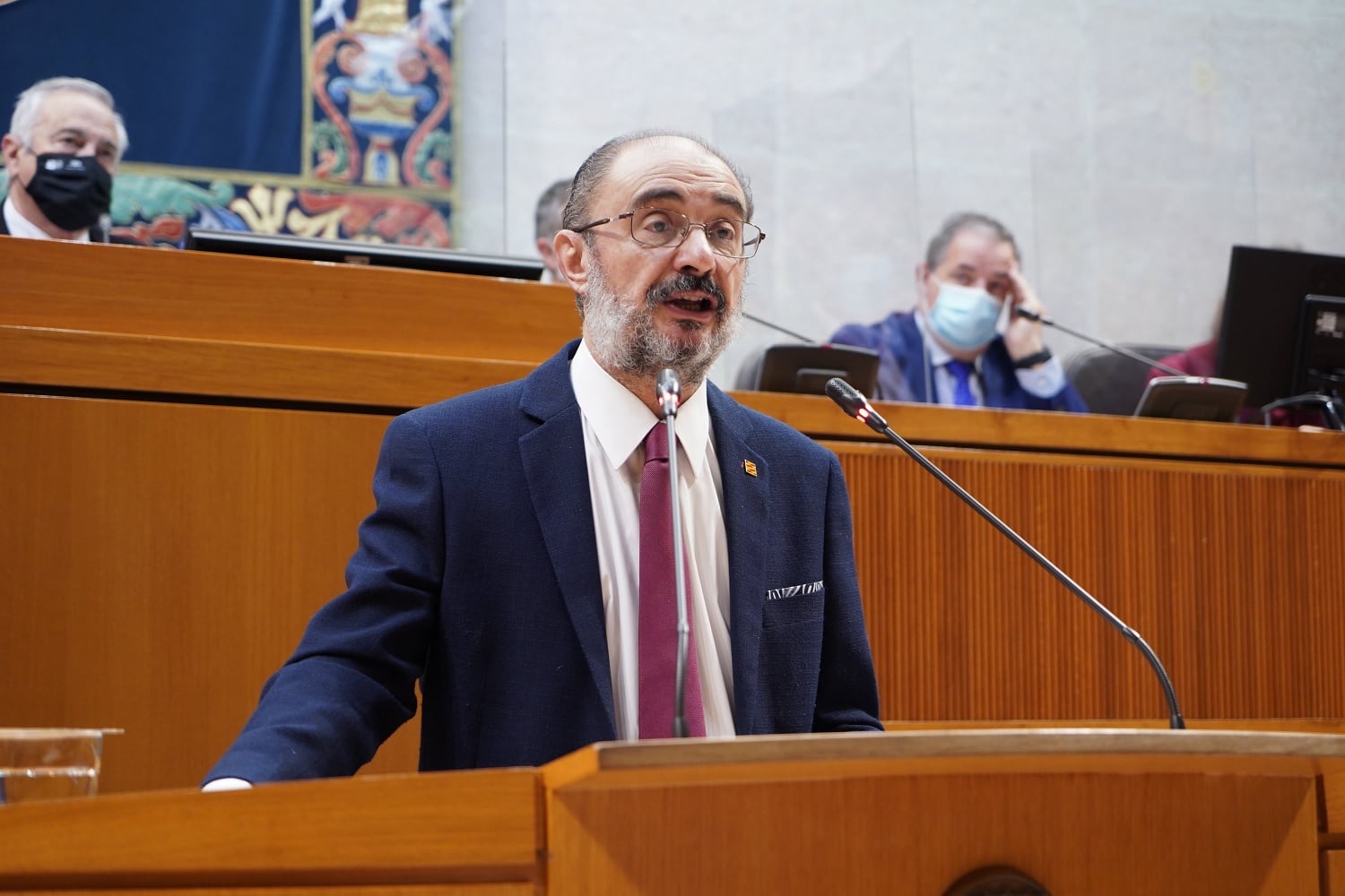 El presidente de Aragón, Javier Lambán, interviene desde la tribuna de las Cortes de Aragón