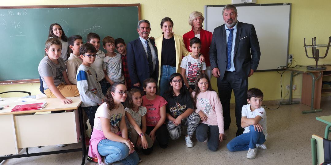 La consejera de educación Marina Lombó en la jornada inaugural del curso escolar 2019-2020 en el colegio Virgen de la Velilla en Polientes.