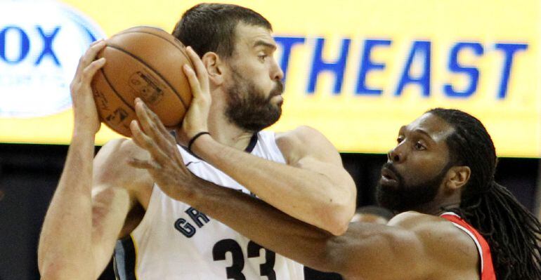 Nene Hilario trata de defender al pívot español Marc Gasol