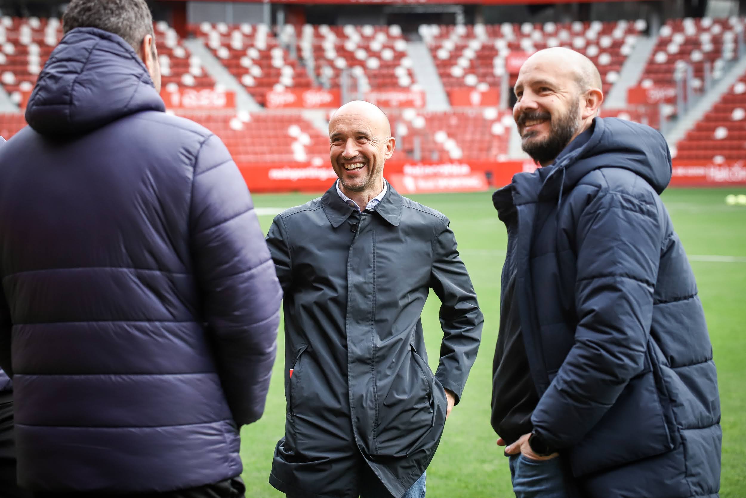 Lorenzo del Pozo (en el centro) este miércoles en El Molinón, durante el entrenamiento del equipo.