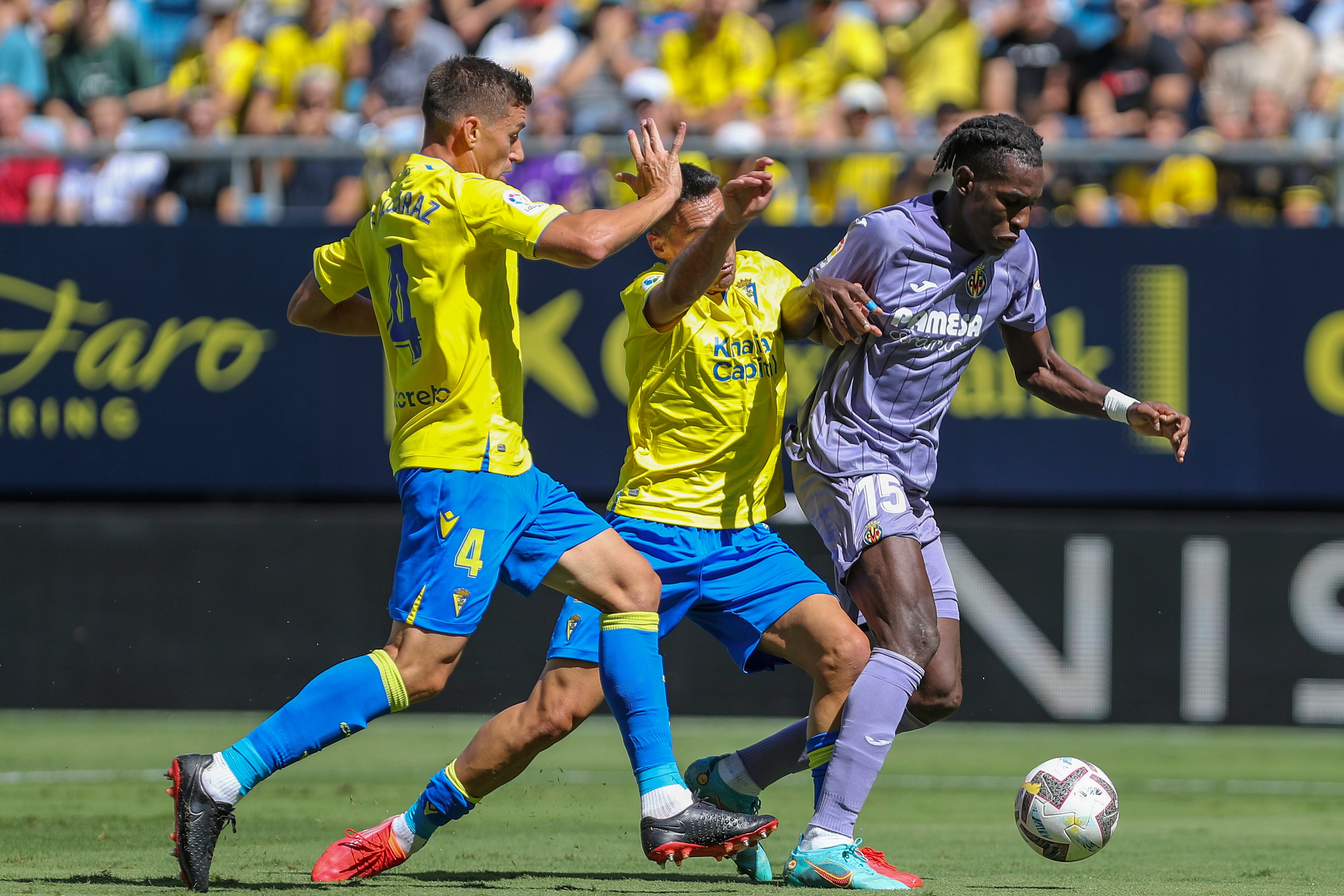 CÁDIZ, 01/10/2022.-  El jugador del Villarreal CF Nicolas Jackson (d) lucha por el balón con el centrocampista Rubén Alcaraz (i), del Cádiz CF, durante el partido de LaLiga Santander disputado este sábado en el Estadio Nuevo Mirandilla de Cádiz. EFE/Román Ríos
