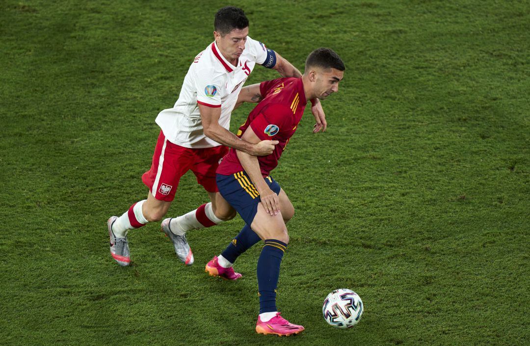 Lewandowski presiona a Ferran Torres, durante el España - Polonia