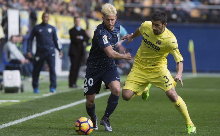 José Ángel pugna por la pelota con Keko