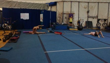 Las gimnastas estirando en la pista