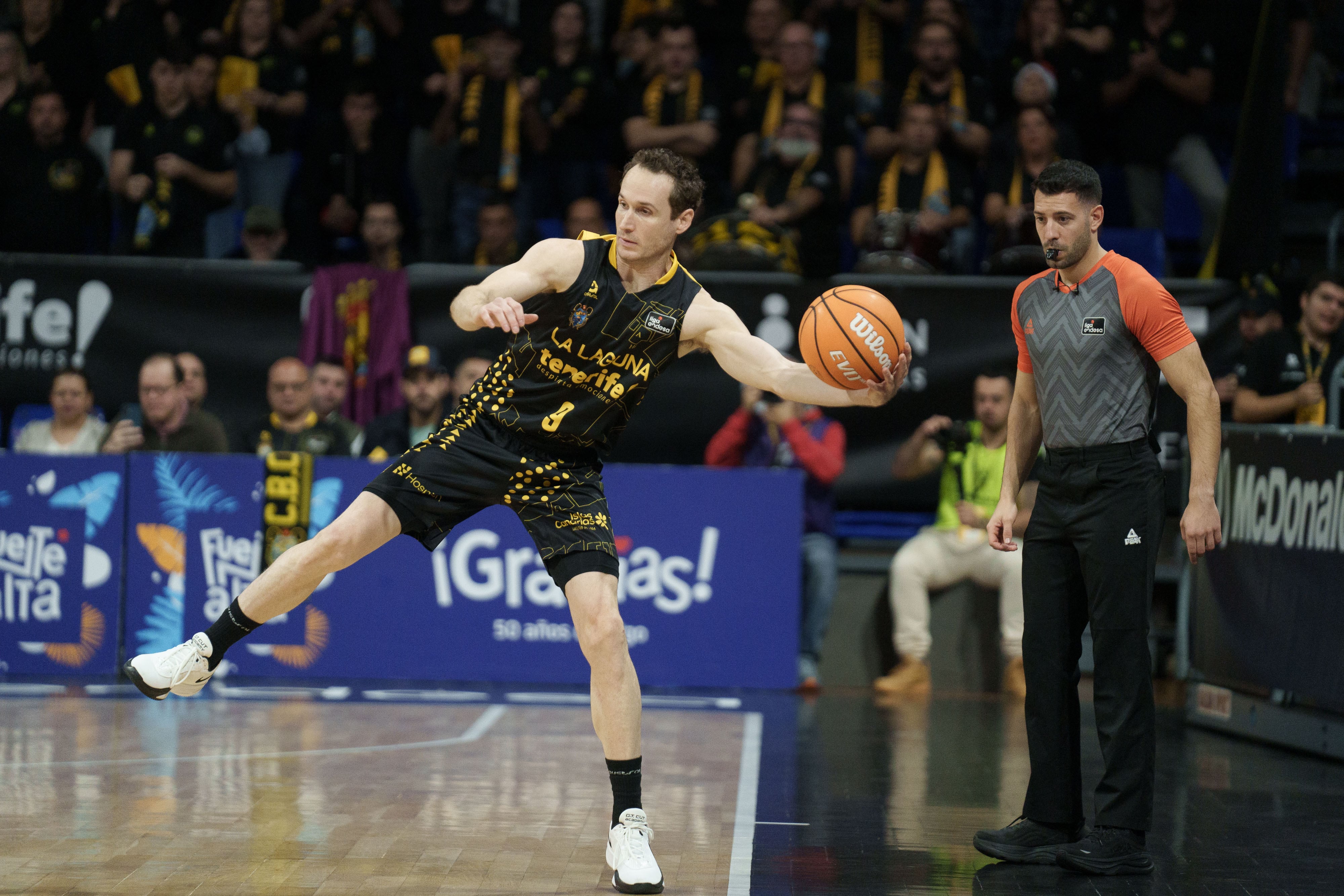 SANTA CRUZ DE TENERIFE, 28/12/2025.- El base del La Laguna Tenerife, Marcelinho Huertas durante el partido de la Liga Endesa de baloncesto que se disputa este domingo en el Pabellón Santiago Martín de La Laguna (Tenerife) entre el La Laguna Tenerife y el Dreamland Gran Canaria. EFE/Ramón de la Rocha