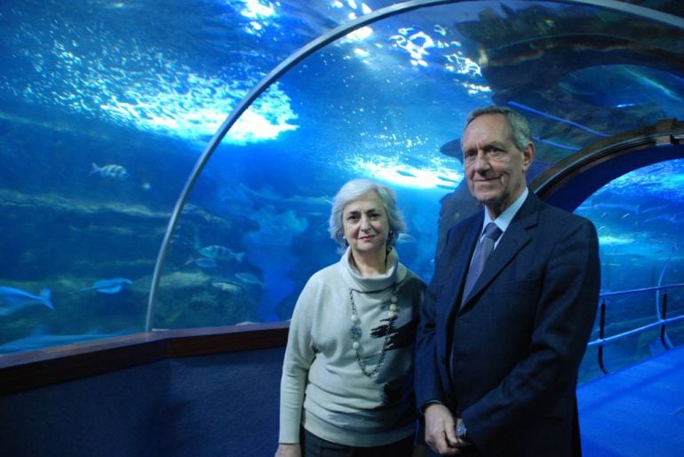 Mari Carmen Garmendia, vicepresidenta, y José Ignacio Espel, presidente del Aquearium, en el tunel