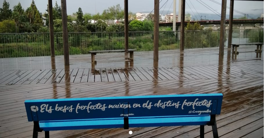 Uno de los bancos decorado con una de las frases ganadoras.