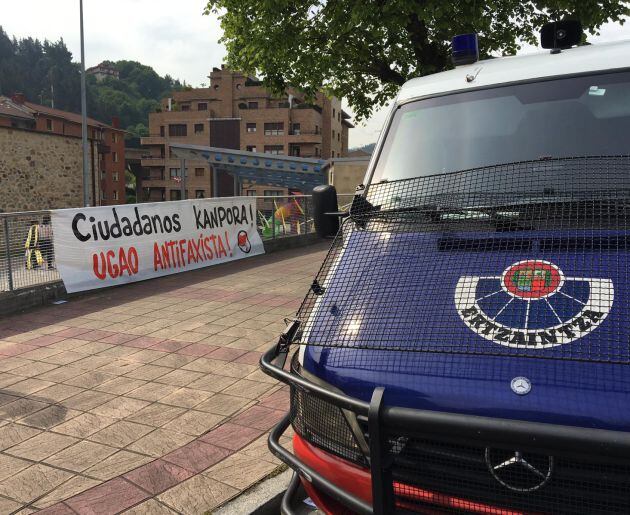 Pancarta de &quot;Fuera Ciudadanos&quot; en una de las calles de la localidad natal de Josu Ternera.