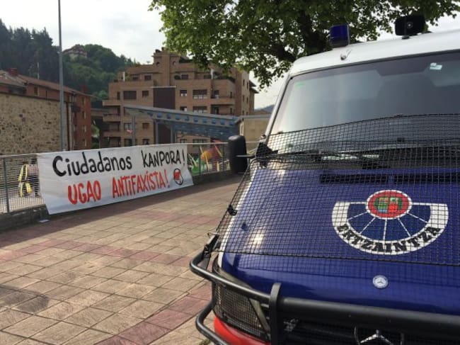 Pancarta de "Fuera Ciudadanos" en una de las calles de la localidad natal de Josu Ternera.