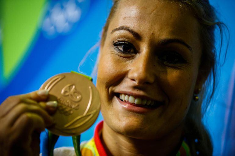 Lidia Valentín muestra su medalla de bronce 