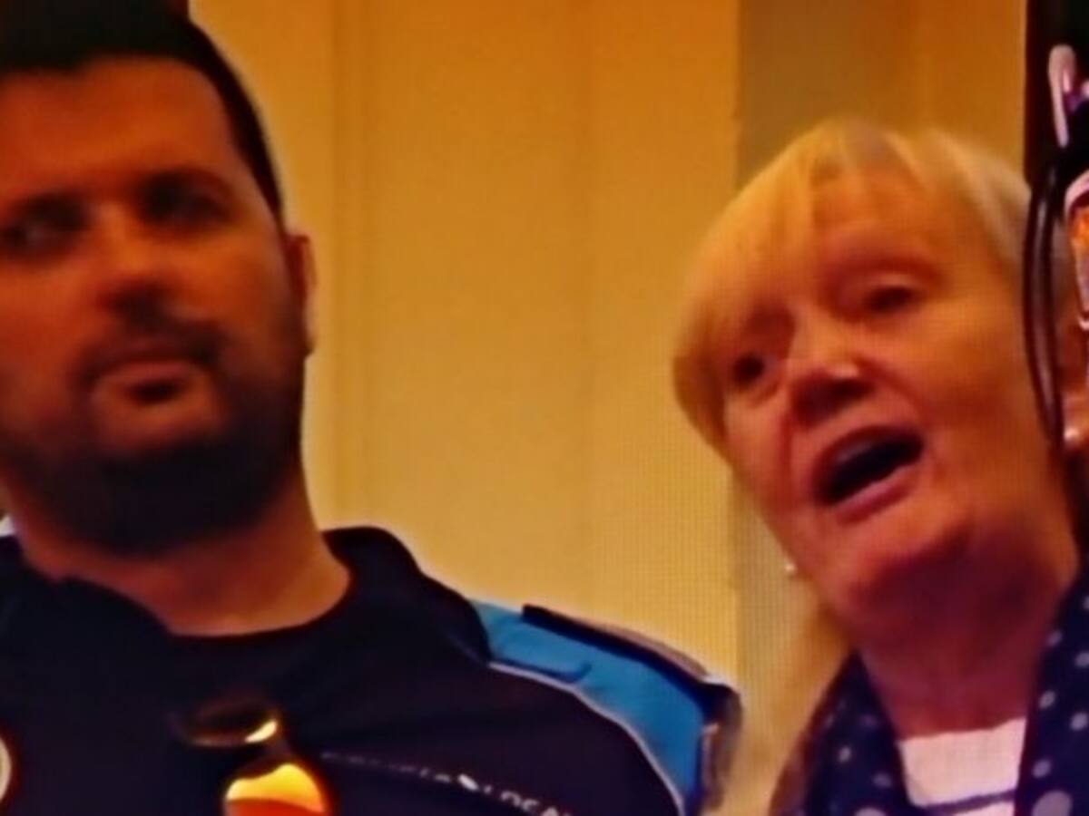 Desalojados del pleno vecinos que protestaban por la retirada de la alfombra floral