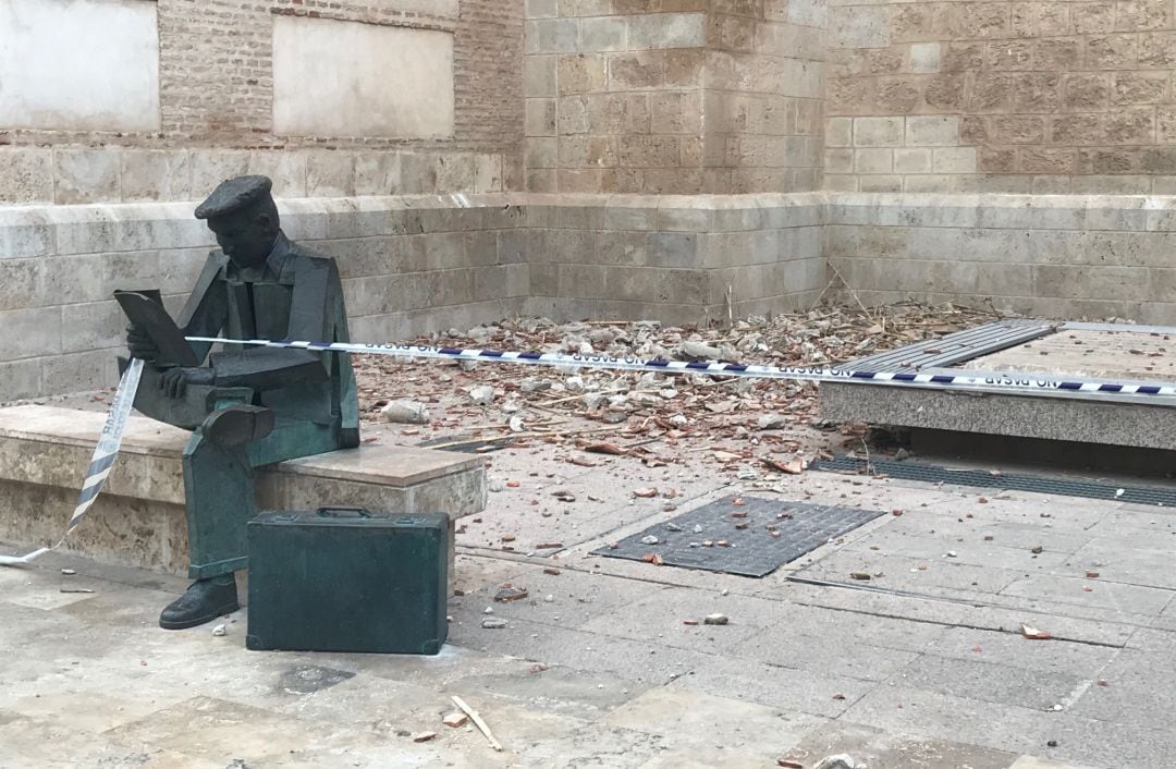Imagen de los cascotes que se han precipitado a la Plaza Nueva de Valdepeñas (Ciudad Real)
