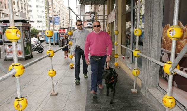 Los obstáculos de las aceras son un problemas para los invidentes.