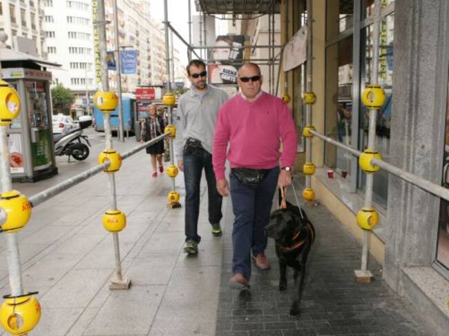 Los obstáculos de las aceras son un problemas para los invidentes.