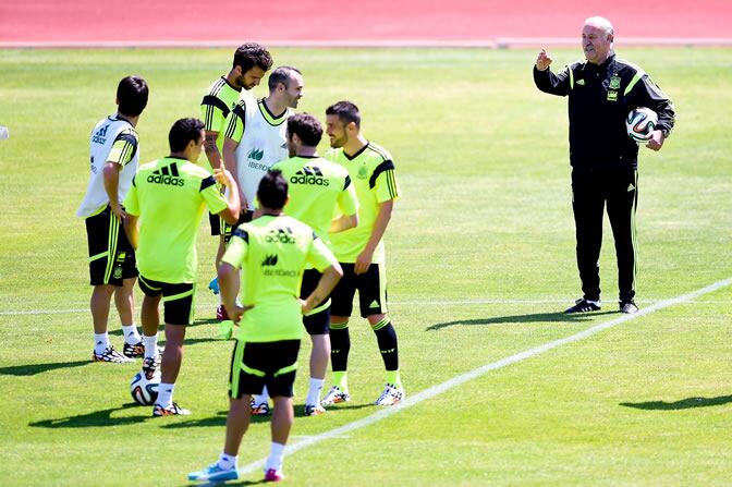 Del Bosque da indicaciones a su equipo durante un entrenamiento