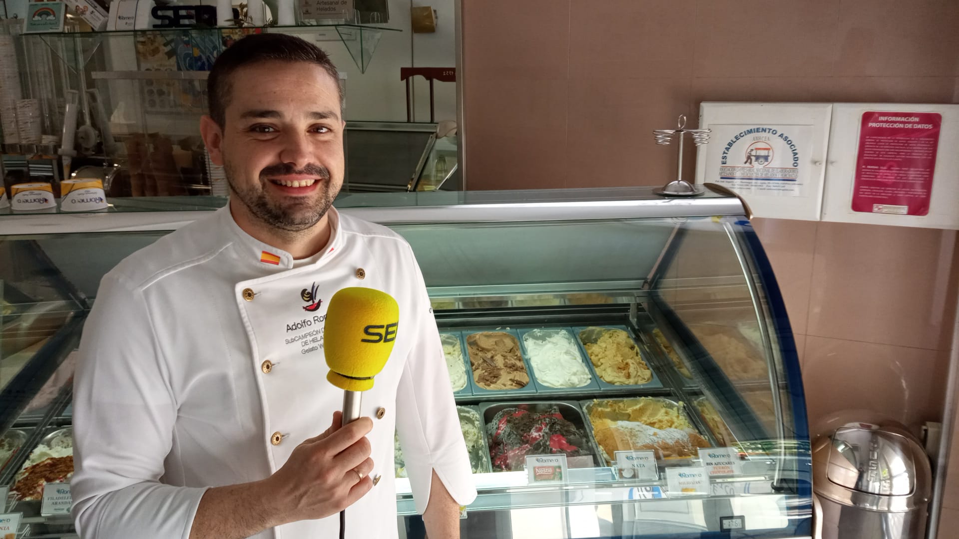 Adolfo Romero posa ante algunas de sus creaciones en Helados Romero de Puertollano