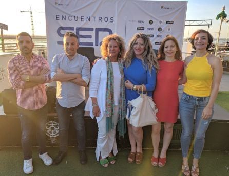 Pilar Marín (centro), flanqueada por los periodistas Fran Barbosa, Santiago González (izq.) y Ana Gil, Carmen Márquez y Lucía Vallellano.