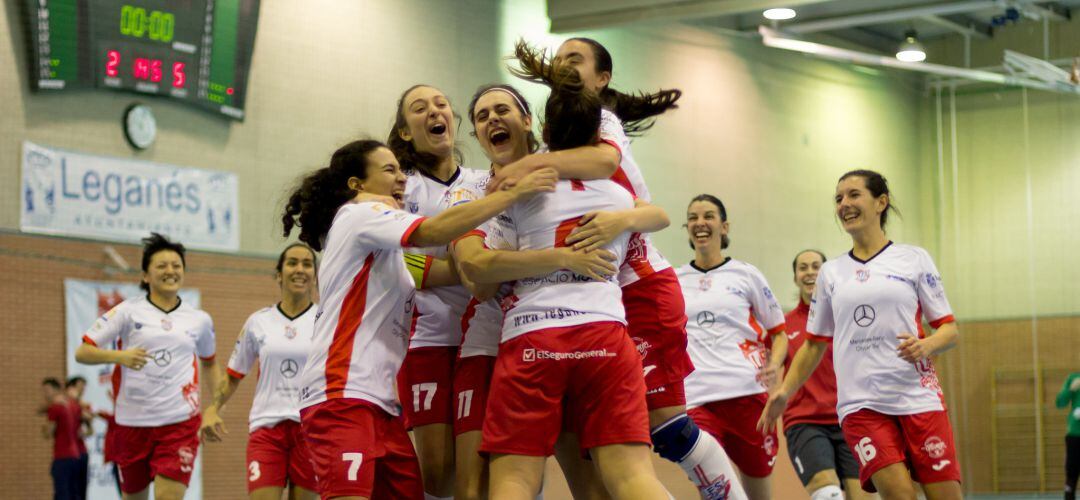 Así celebraron las jugadoras pepineras su pase a cuartos de final tras eliminar por penaltis a Penya Esplugues.