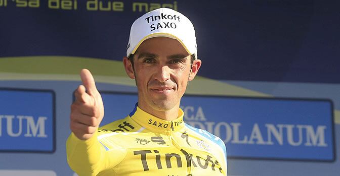 Contador, vestido de amarillo en el podio