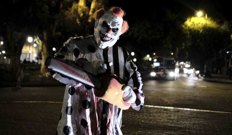 Un hombre vestido de payaso en la &quot;caminata zombi&quot; de San José, Costa Rica.