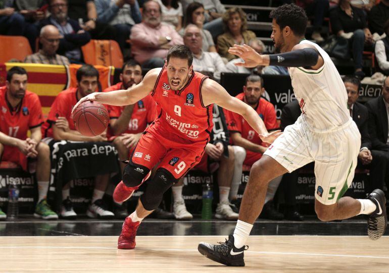 El base belga del Valencia Basket, Sam Van rossom, trata de superar al ala pivot estadounidense del Union Olimpija Ljubljana, Devin Oliver, durante el partido correspondiente a la cuarta jornada de la Eurocopa jugado esta noche en el pabellón de la Fuente