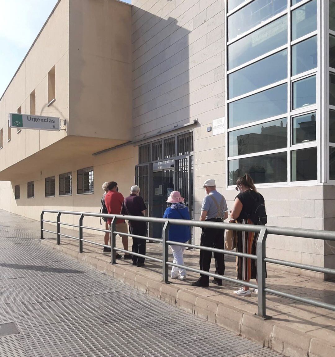 Usuarios haciendo cola en el centro de salud Cruz de Humilladero