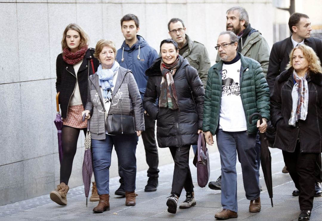 La abogada de la defensa, Ione Goirizelaia (c),y los padres del fallecido, Iñigo Cabacas se dirigen a la vista en la última semana del juicio a seis agentes de la Ertzaintza por la muerte del aficionado del Athletic de Bilbao debido al impacto de una pelo