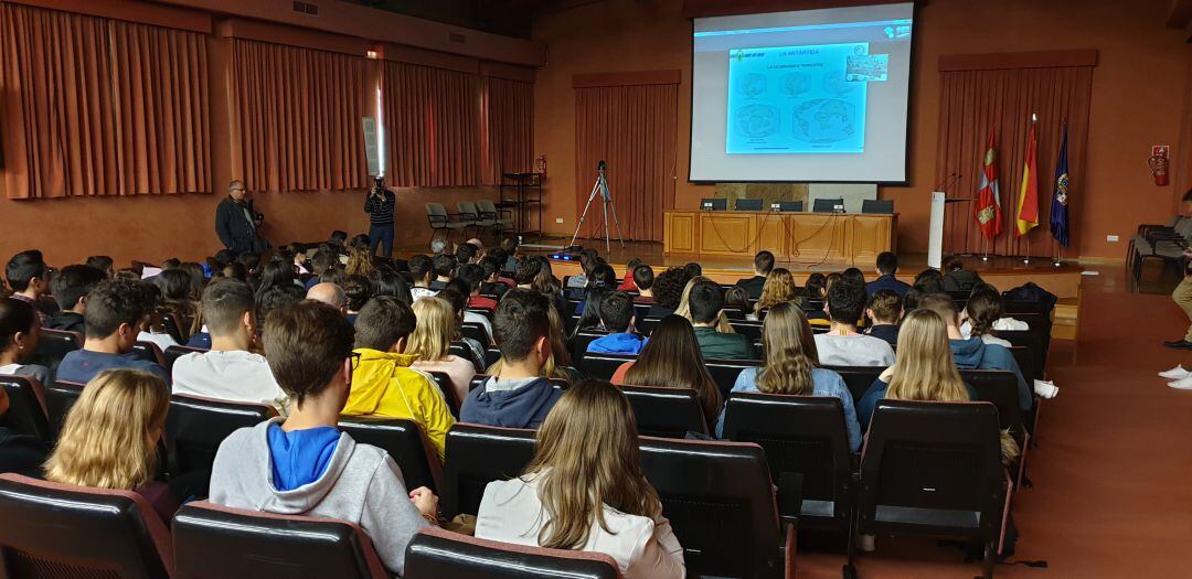 Estudiantes palentinos durante la vídeoconferencia con la base &quot;Gabriel de Castilla&quot; en la Antártida