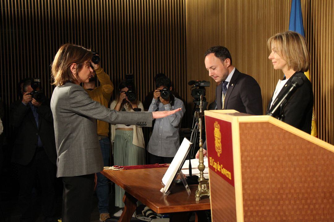 La titular de Turisme jurant el càrrec.