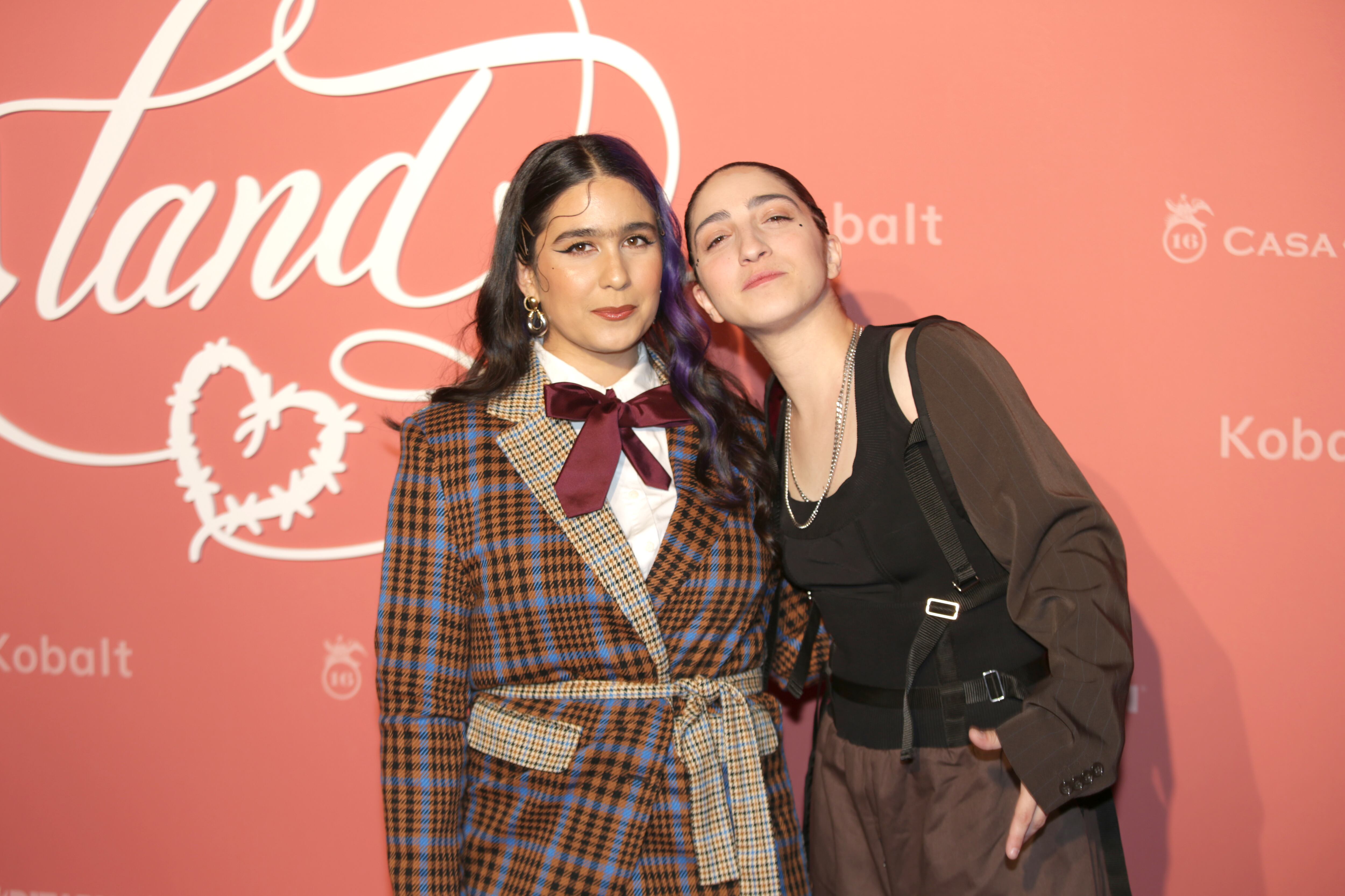 Fotografía de archivo del 22 de febrero de 2025 de la cantante Emily Estefan y su pareja Gemeny Hernández posando en la alfombra de la gala benéfica de la Fundación Con Cora en Miami (Estados Unidos)