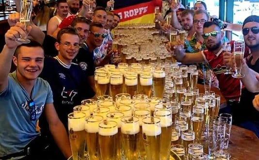 Un equipo de fútbol alemán pide 600 cervezas para desayunar en un bar de Mallorca.