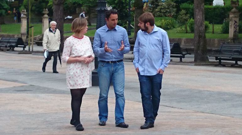 Hervé Falciani, a su llegada a Oviedo, en el Campo de San Francisco, acompañado de Daniel Ripa, secretario general de PODEMOS y Ana Taboada, líder de SOMOS Oviedo.