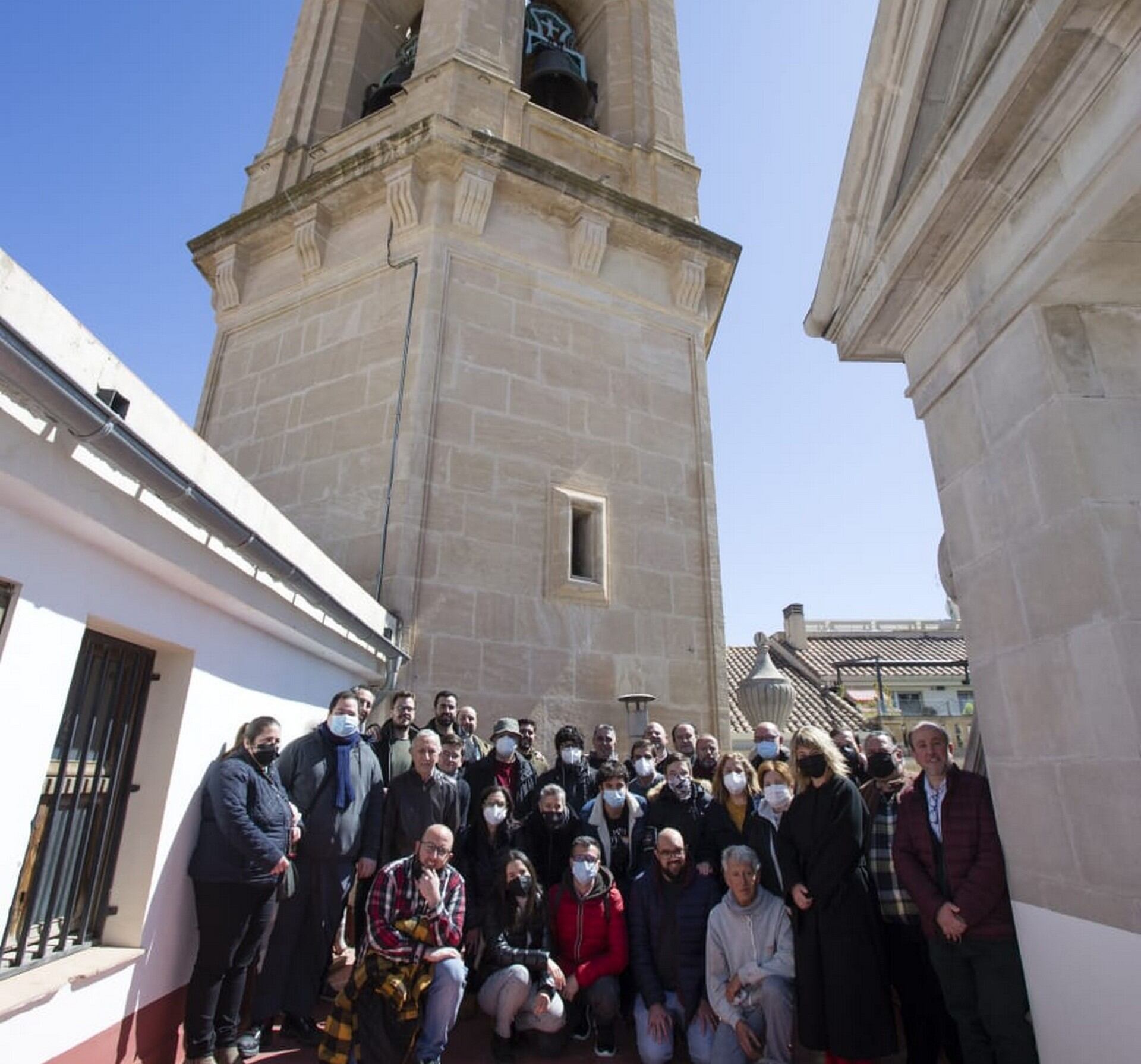 Els socis fundadors i els convidats després de l'assemblea de constitució de la Colla de Campaners d'Alcoi en la terrassa de Santa María.