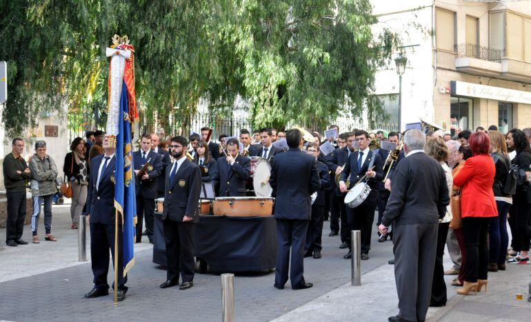Las bandas de música participantes han anunciado en las calles el Certamen con su música.