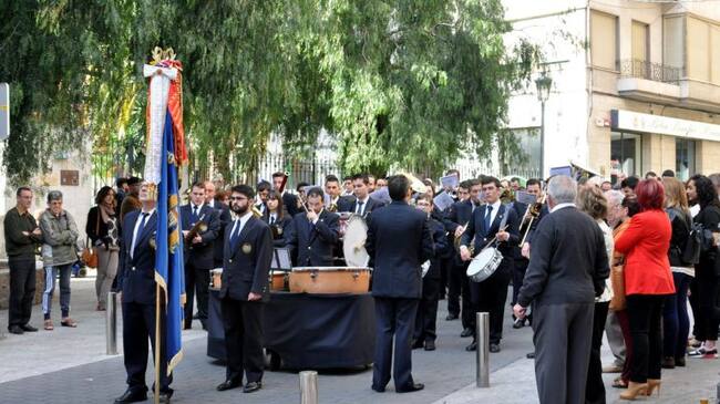 Las bandas de música participantes han anunciado en las calles el Certamen con su música.