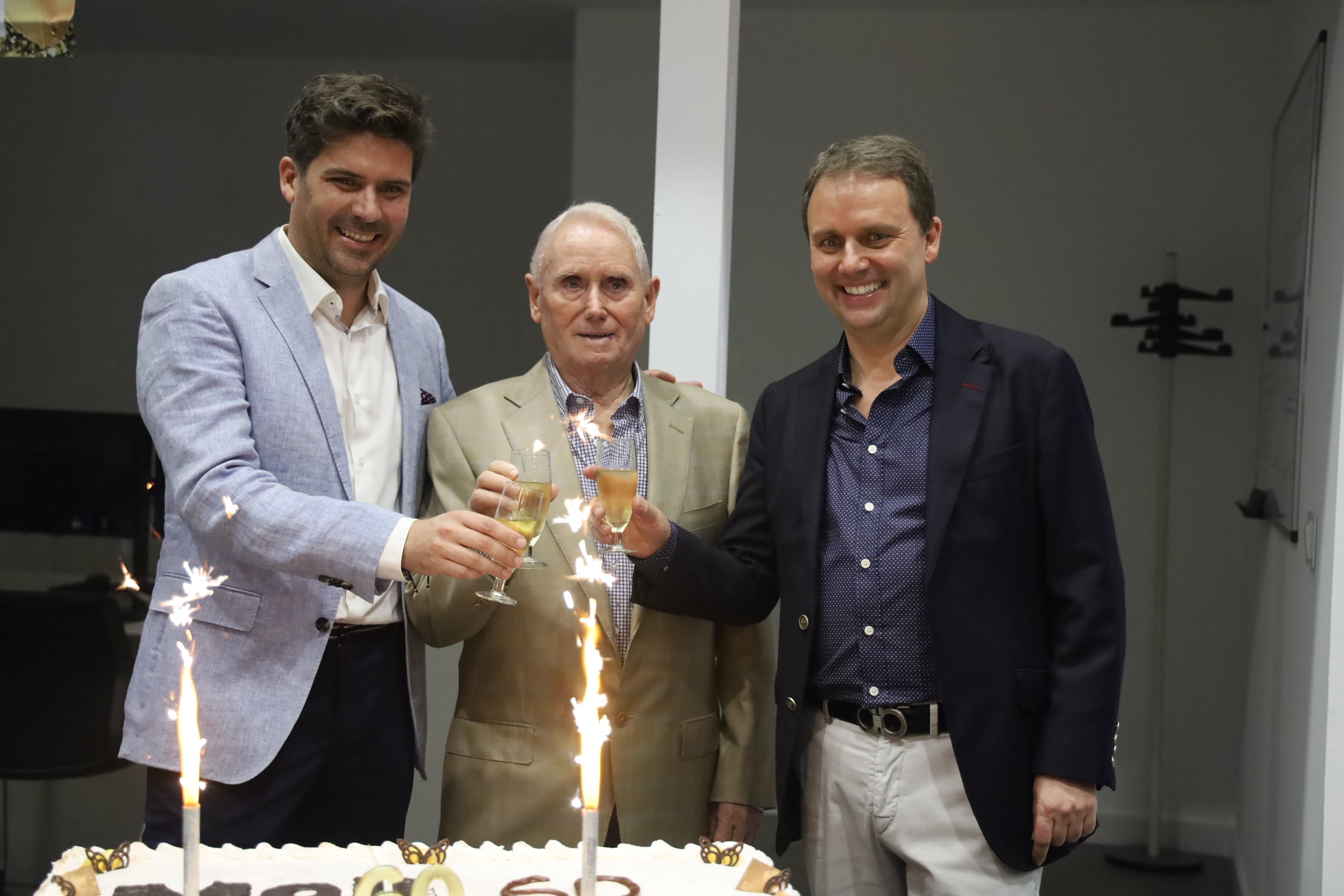 Víctor y Javier Moll, CEOs de Moll Motor junto a su padre y fundador, Eugenio Moll.