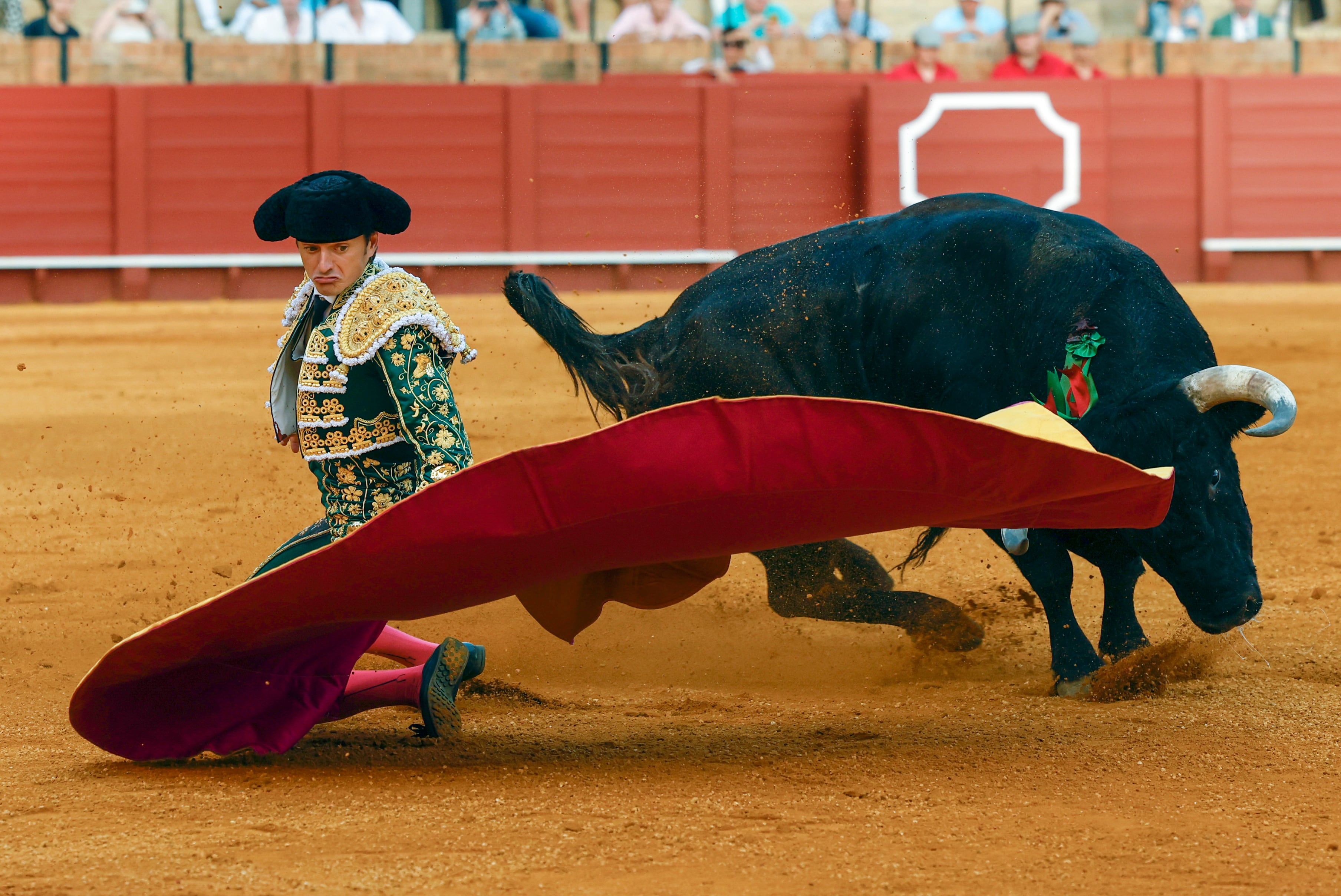 SEVILLA, 07/04/2024.- El diestro Lama de Góngora da una larga cambiada de rodillas al segundo de los de su lote, durante la corrida celebrada este domingo en la plaza de toros de La Maestranza, en Sevilla. EFE/Julio Muñoz