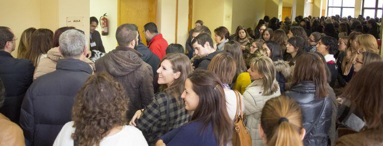 Opositores a la espera de entrar al examen