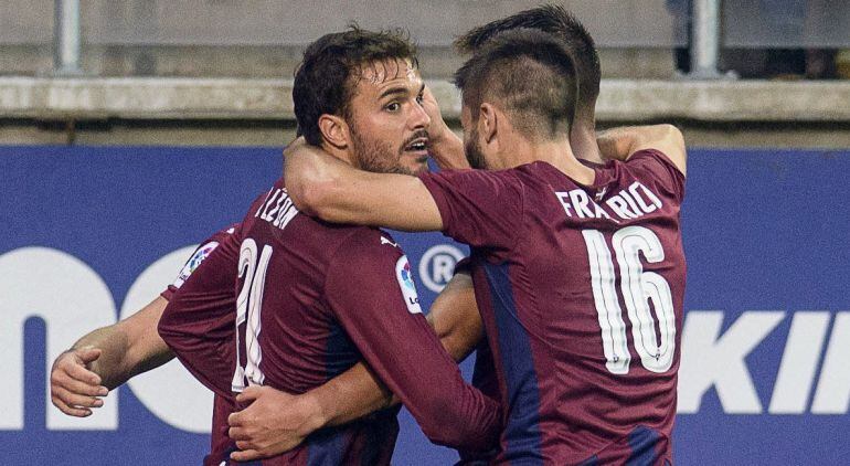 Los jugadores del Eibar abrazan a Pedro León tras marcar el gol del empate